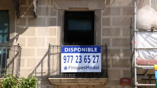 Compartir una vivienda en Cataluña en 2023 cuesta como media 582 euros al mes (un 85% más que en 2015)