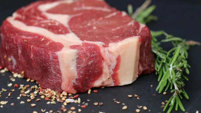 Luego del gran impacto en los precios de las góndolas, disminuye la carne (por falta de demanda)
