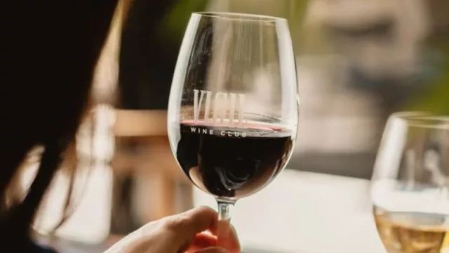 Feria de vinos de Vigil y música en vivo en Planta Uno