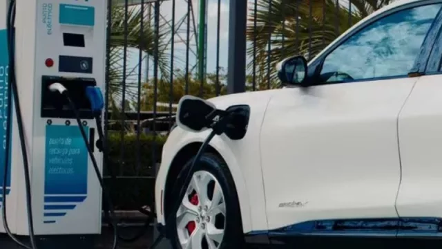 Estaciones de servicio suman cargadores para autos eléctricos (Buenos Aires, Rosario y Córdoba, ya están conectadas)