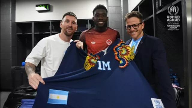 Messi y Davies revolean el poncho (azul) de Fundación Acnur Argentina