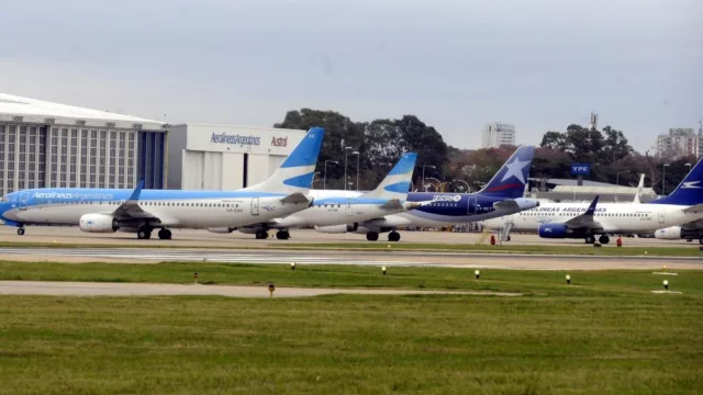 Se abre una pelea por espacios en los aeropuertos, tras un decreto clave que avala la remoción de aviones en desuso