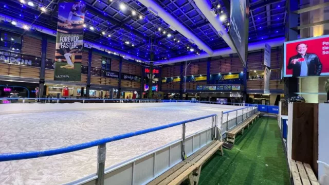 Llega una pista de patinaje sobre hielo en un centro comercial mendocino