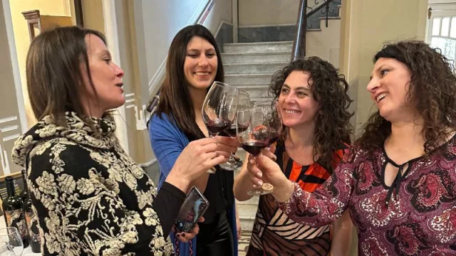 La emprendedora andina que recorre las bodegas de Mendoza con sus degustaciones picantes