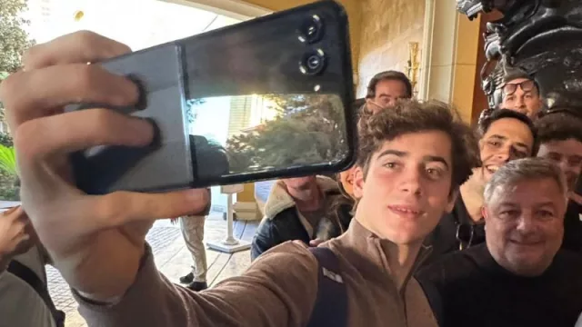 Motorola se subió a la ola de Colapinto (partner oficial y selfies con un razr)