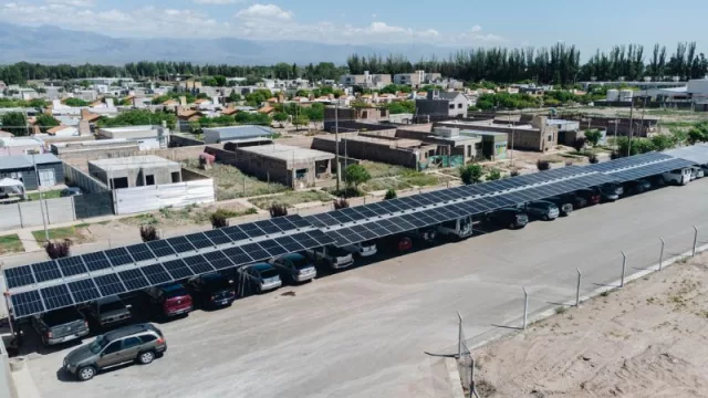 Solhé desarrolló el estacionamiento con techos de paneles solares  más grande de Mendoza