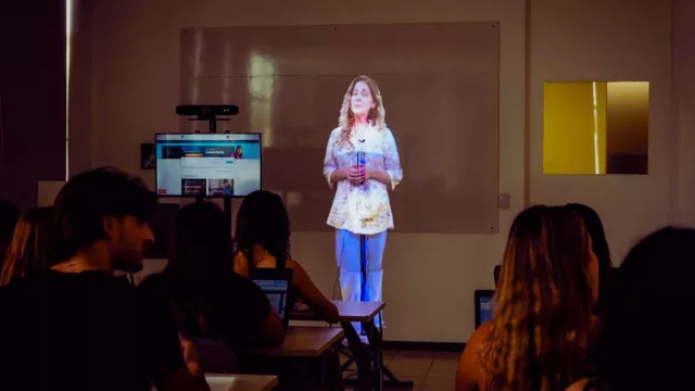 La Universidad Siglo 21 cambia las reglas del juego con docentes holográficos (llegando a Mendoza para llevar la educación a otro nivel)