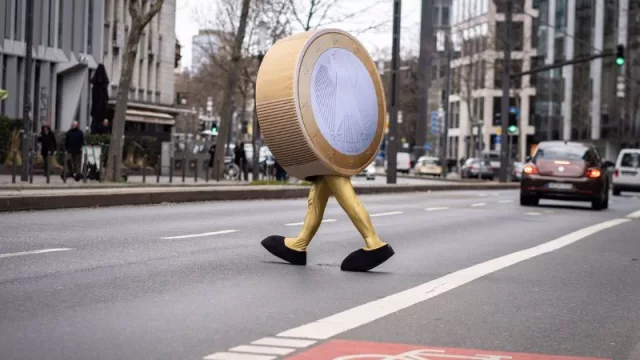 El euro cruza la barrera de los 1,14 dólares por primera vez desde 2022