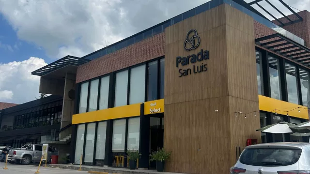 Con combustible propio: Las Cortes se consolida en la construcción de estaciones de servicio (y ya remodeló cuatro en un año)