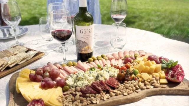 La ruta del vino suma una nueva joya: Bodega 6535 abre sus puertas con su Malbec como protagonista