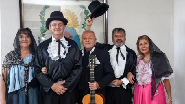 Guaymallén obsequió escarapelas en homenaje a la gran insignia Argentina