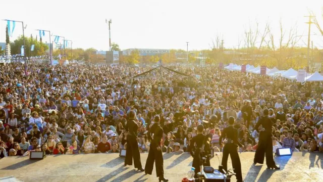 Más de 10.000 mendocinos celebraron el 25 de Mayo en una multitudinaria peña en el Le Parc