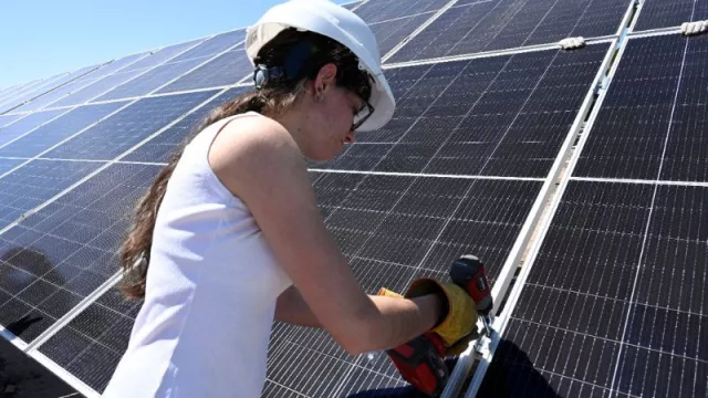 Energía que transforma: capacitación gratuita en sistemas solares fotovoltaicos
