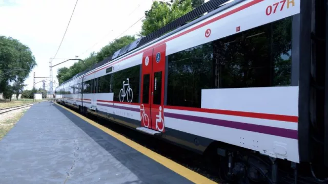 Renfe permitirá llevar bicis sin desmontar en Avant y elimina el suplemento de 3 euros en Media Distancia