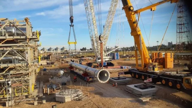 Mega instala una columna debutanizadora en Bahía Blanca (y acelera su expansión para procesar más gas de Vaca Muerta)