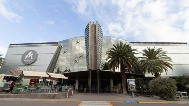 La pista sobre hielo más famosa del país ya funciona en el Mendoza Shopping