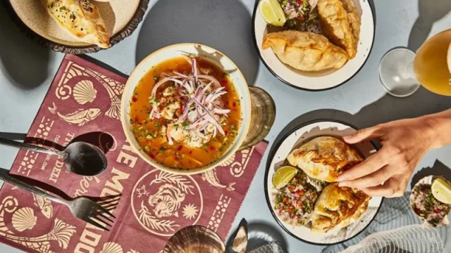 Platos para compartir, sabores y cócteles de autor para celebrar con los amigos