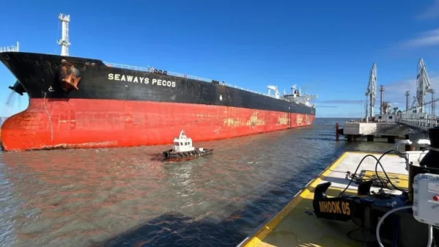 Puerto Rosales recibió al primer buque Suezmax (y marca un récord en la logística del petróleo argentino)