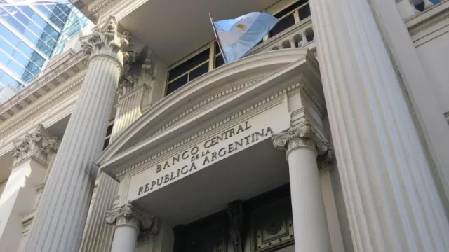 El BCRA canjeó $ 10 billones de deuda y busca estabilizar el frente cambiario: señales mixtas para la economía argentina