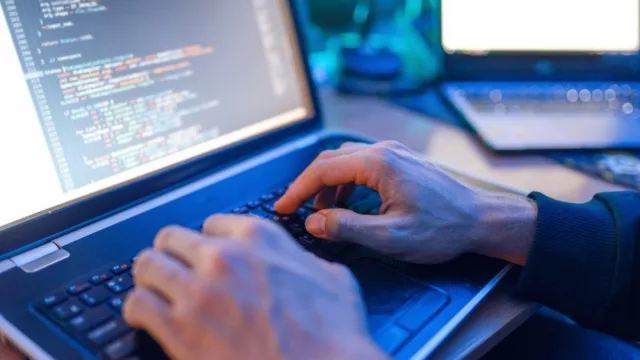 400 becas del programa Full Stack para formar profesionales (cómo inscribirse y hasta qué fecha)