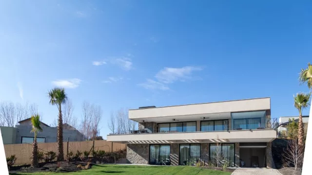 Confort moderno en diálogo con el paisaje