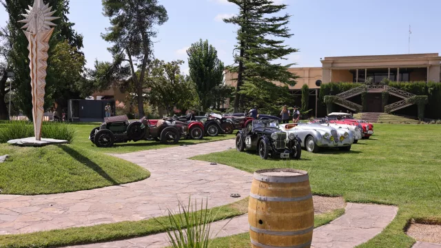 El Rally de las Bodegas celebra su 23ª edición, consolidando esa armonía entre autos clásicos y vino