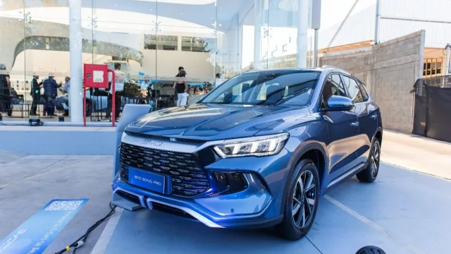 Suben la nafta y el gasoil: cuánto dinero podés ahorrar por mes con un vehículo eléctrico