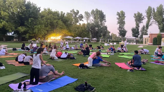 Yoga por los Caminos del Vino llega al Espacio 6535 en Agrelo