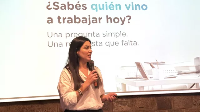 Cómo ahorrar un 85% del tiempo administrativo usando IA para organizar equipos de trabajo