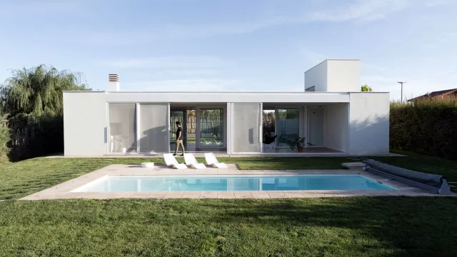 Tercer premio a la obra construida del Premio Edificar 2023: Una casa patio con profundidad visual
