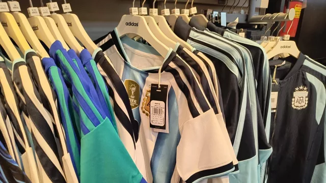 ¡Fiebre por la Selección!: A 3 semanas del Mundial, salimos a buscar precios en Salta para vestirte de celeste y blanco