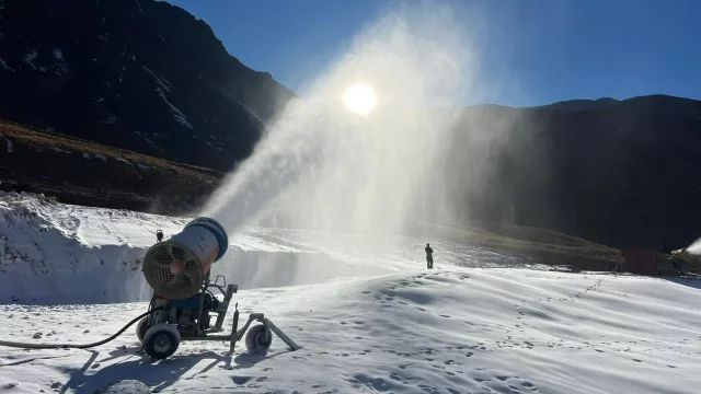 Los Puquios abrió la temporada de nieve antes que nadie gracias a una inversión en fabricación de nieve artificial