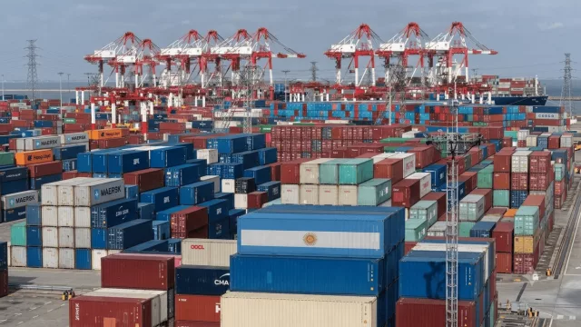 El Gobierno modificó el régimen de importaciones: cambios en compras por correo, courier y cupos para autos