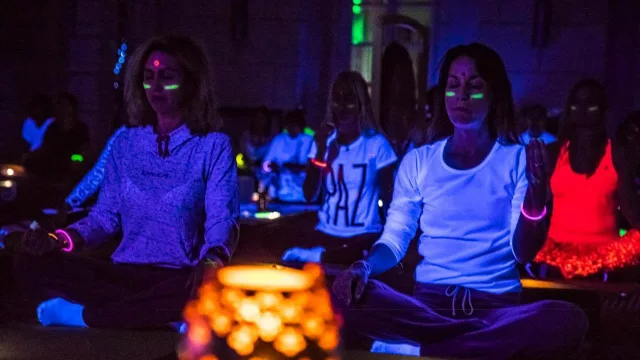 Yoga por los Caminos del Vino regresa al Hilton con Yoga a Ciegas