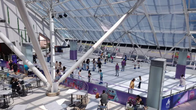 El Mendoza Shopping recupera su clásico invernal: vuelve la pista de patinaje sobre hielo