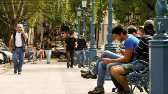 En Mendoza, 2 de cada 3 hogares no llegan al día 20 con sus ingresos (y el 62% se endeudó para cubrir gastos básicos)