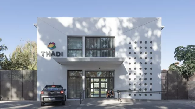 Diseño que potencia la luz natural para un Centro Educativo Terapéutico