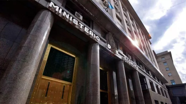 Economía: el Gobierno modera el ajuste del gasto y retoma las compras de dólares