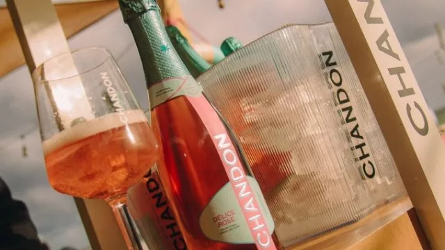El sunset de Chandon en los jardines de la bodega  junto a Chirivia