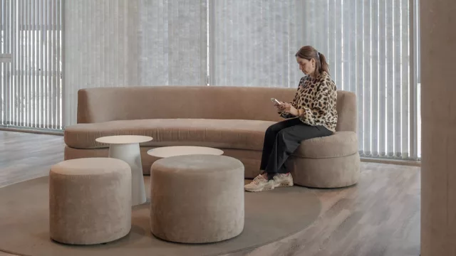 Lounge Edificio Avatar: identidad sobria para un espacio cálido